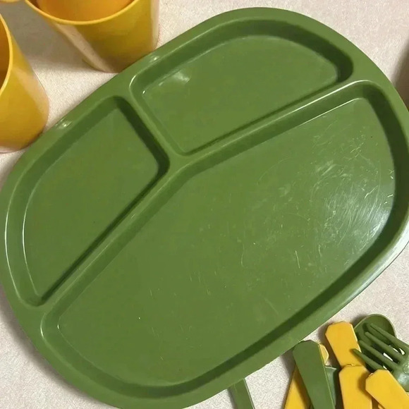 Vintage set of camping plates, cups & utensils by Basket Ville - Picture 2 of 8